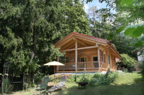 Blockhaus Chalet mit beheizbarem Badefass und Infrarotsauna auf der Terrasse